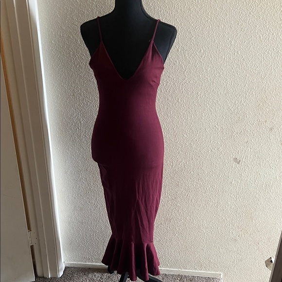 Shop17 Dresses & Skirts - Elegant Burgundy Midi Dress with Ruffled Hem